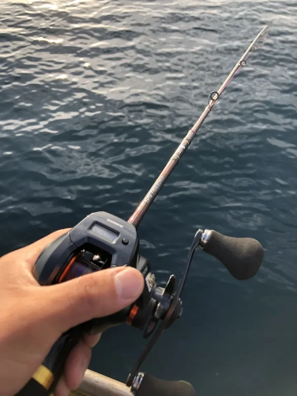 海面に向けたタイラバロッドとベイトリール
