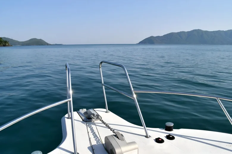 穏やかな湾を進むボートの船首