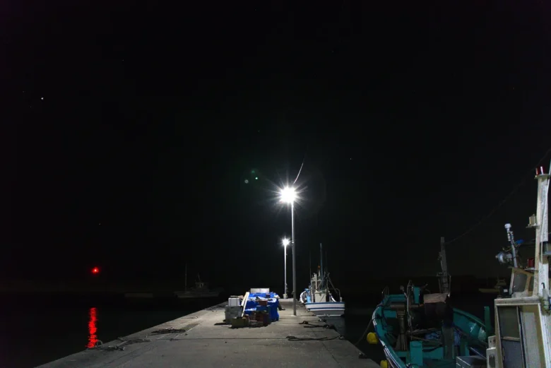 夜の漁港と停泊する漁船