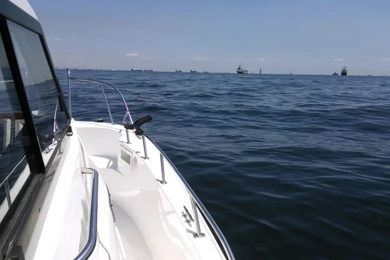 ボートの船首から見た海