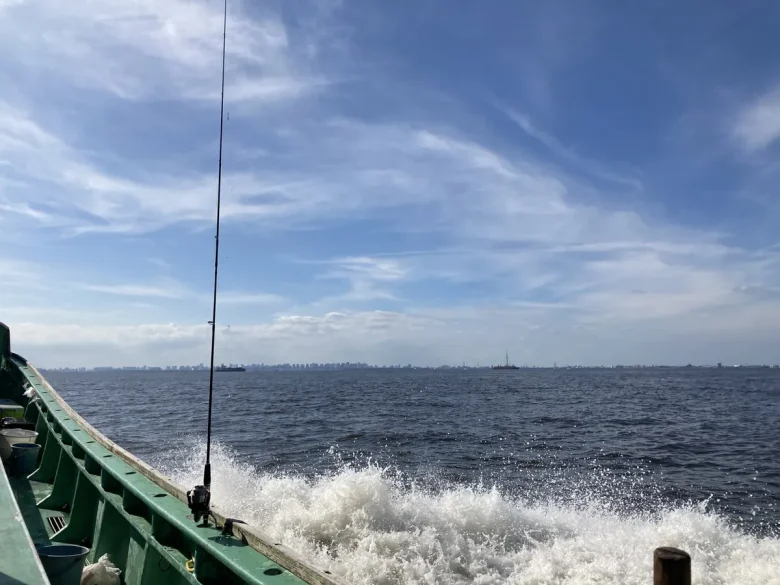 航行中の船べりのロッドと波しぶき