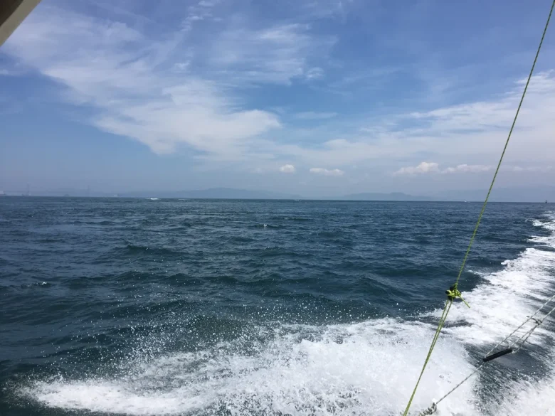 航行する船の引き波と青い海