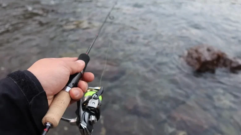 渓流でトラウトロッドを構える